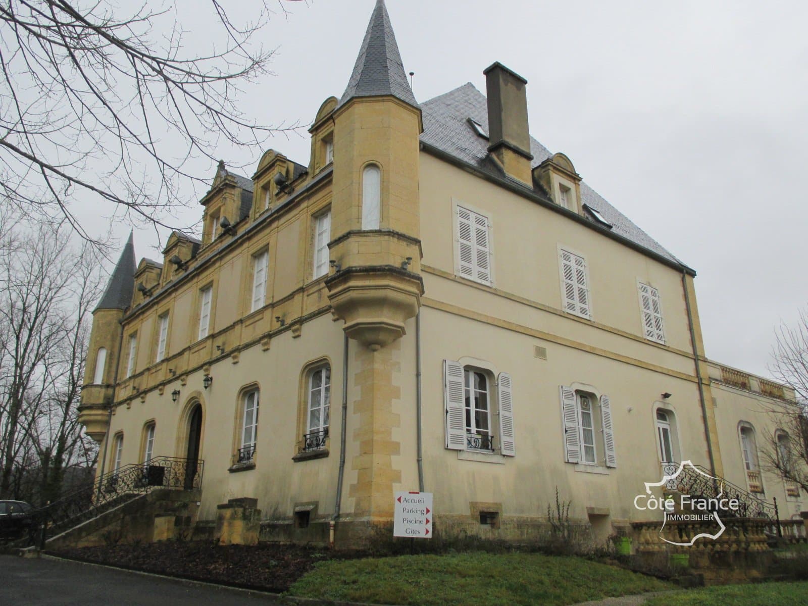 19th Century Château With Hotel Facilities And Swimming Pool