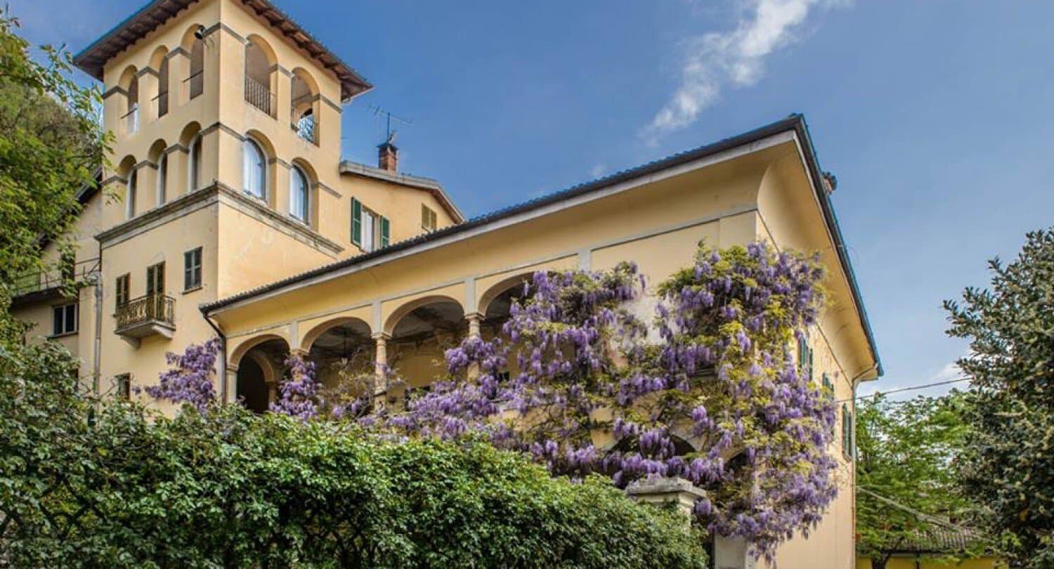 Elegant Historic Palace With Arched Portico And Scenic Hillside Views — Palace for sale in Italy