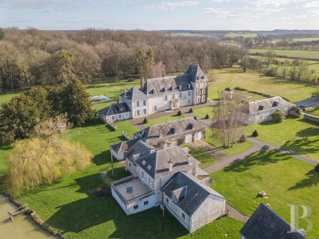 19th Century Château With Lake, Chapel, And Outhouses In 30 Hectares 3