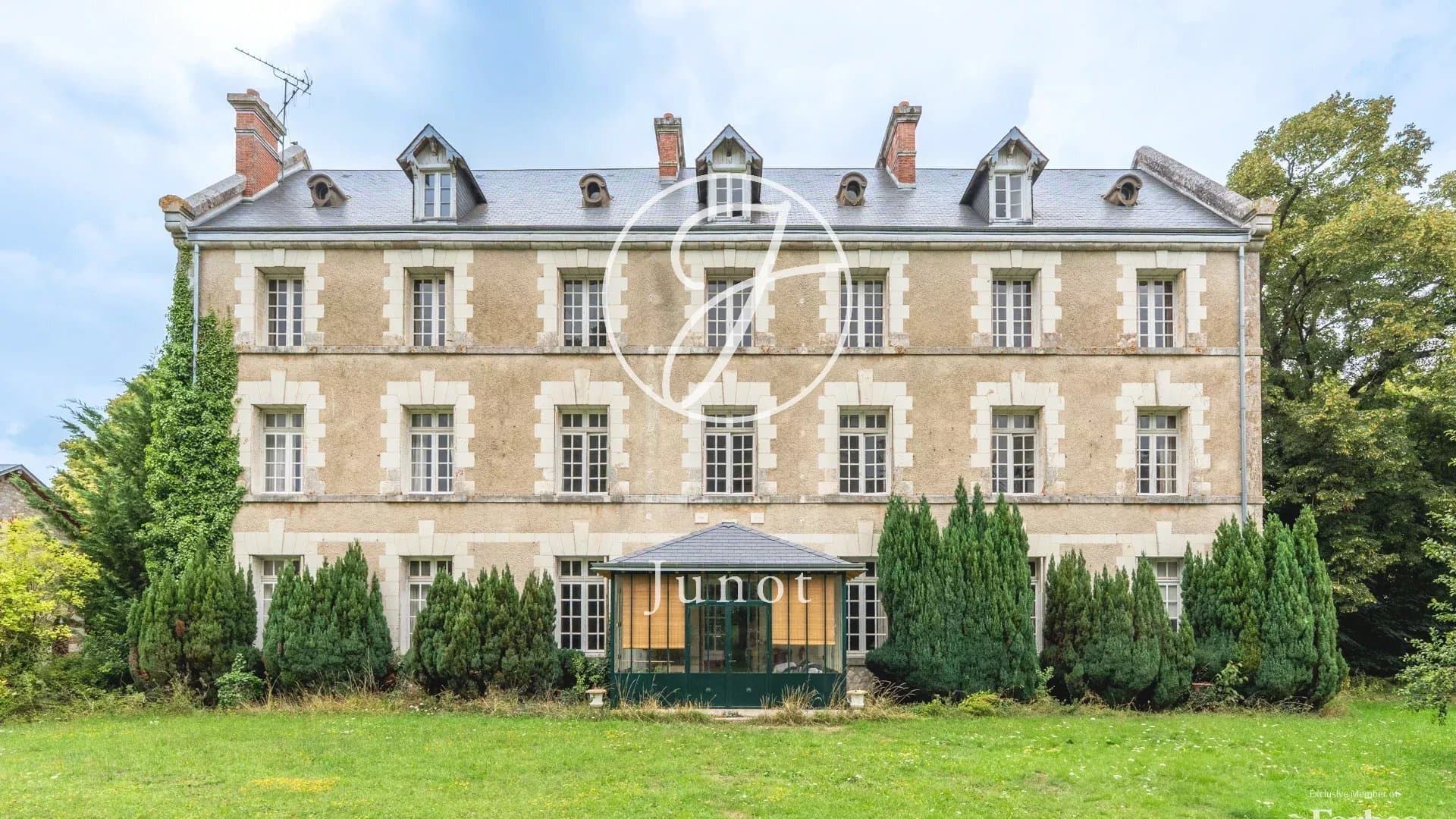 Elegant Château With Event Space And Two Gîtes — Château for sale in Centre-Val de Loire, France