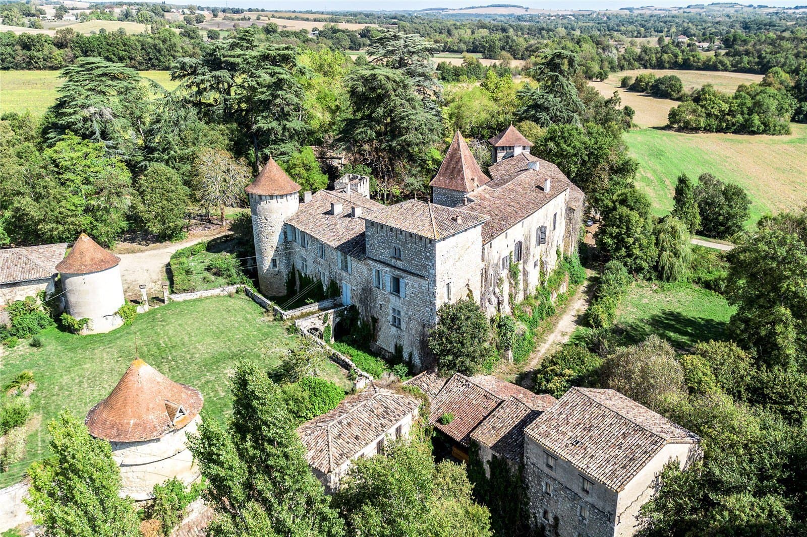 Historic Château Set Within 208 Hectares of Lush Parklands 2