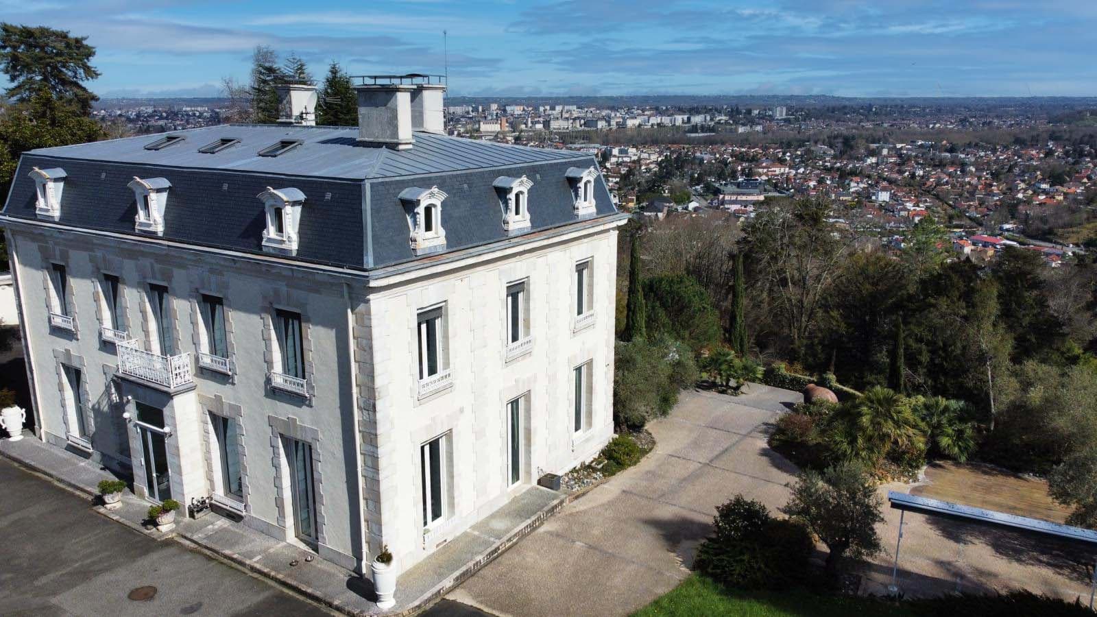 Castle with 8 Bedrooms and Swimming Pool in Pau 4