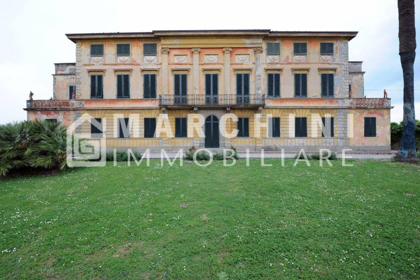 Neoclassical Villa in the Lucca Hills with Private Garden — Villa for sale in Italy