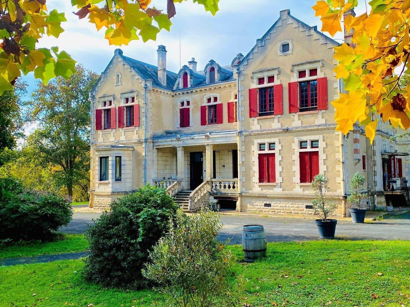 Elegant 19th Century Château With Swimming Pool And Spacious Living Areas