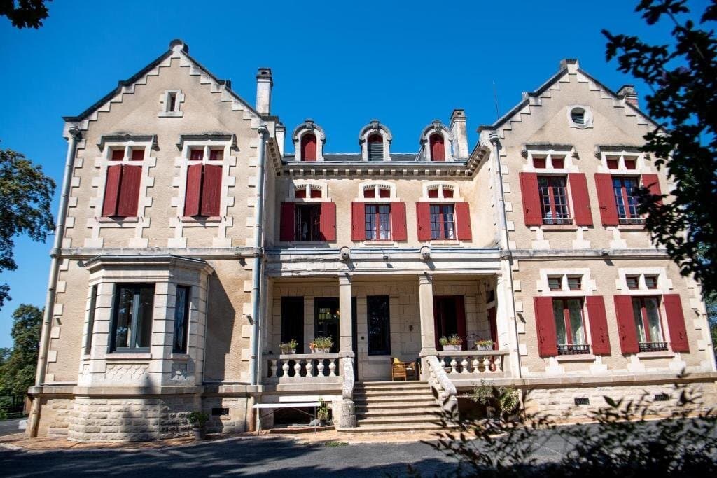 Elegant 19th Century Château With Swimming Pool And Spacious Living Areas 2