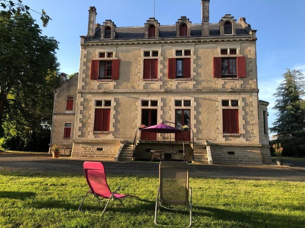 Elegant 19th Century Château With Swimming Pool And Spacious Living Areas 3