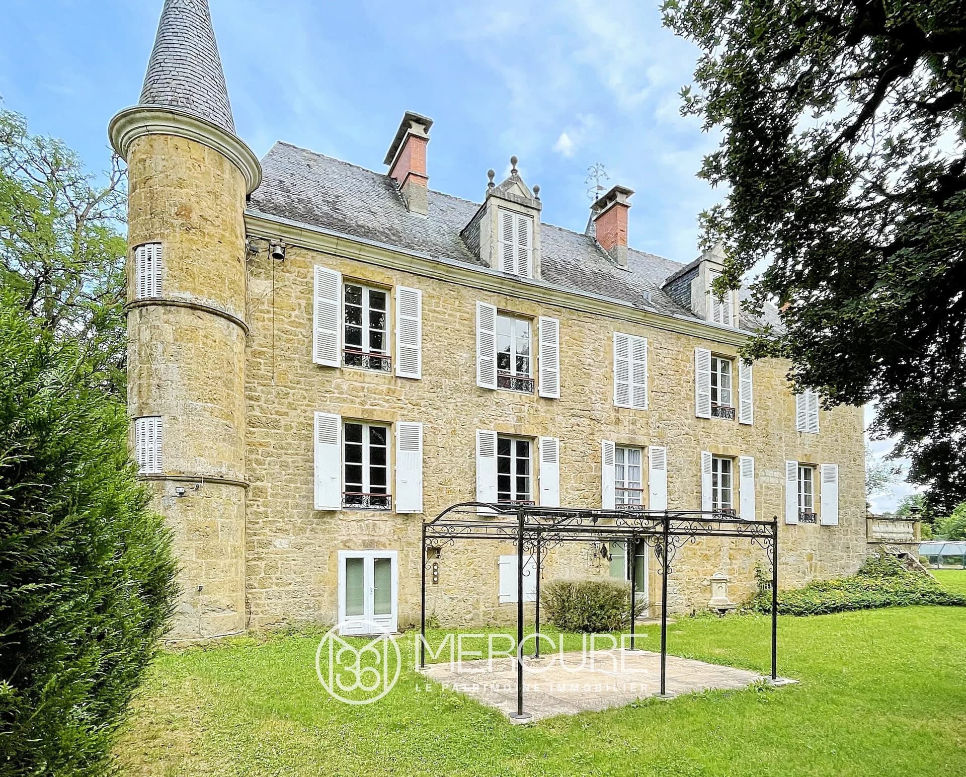 19th Century Château With A Beautiful Annexe And Outbuildings — in France