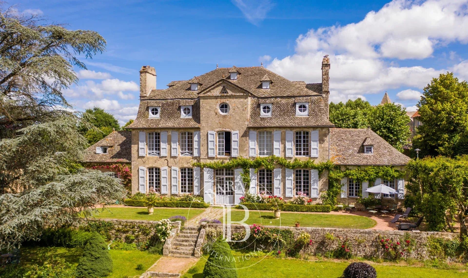 Elegant 18th Century Manor House With Terraced Garden — Manor House for sale in France
