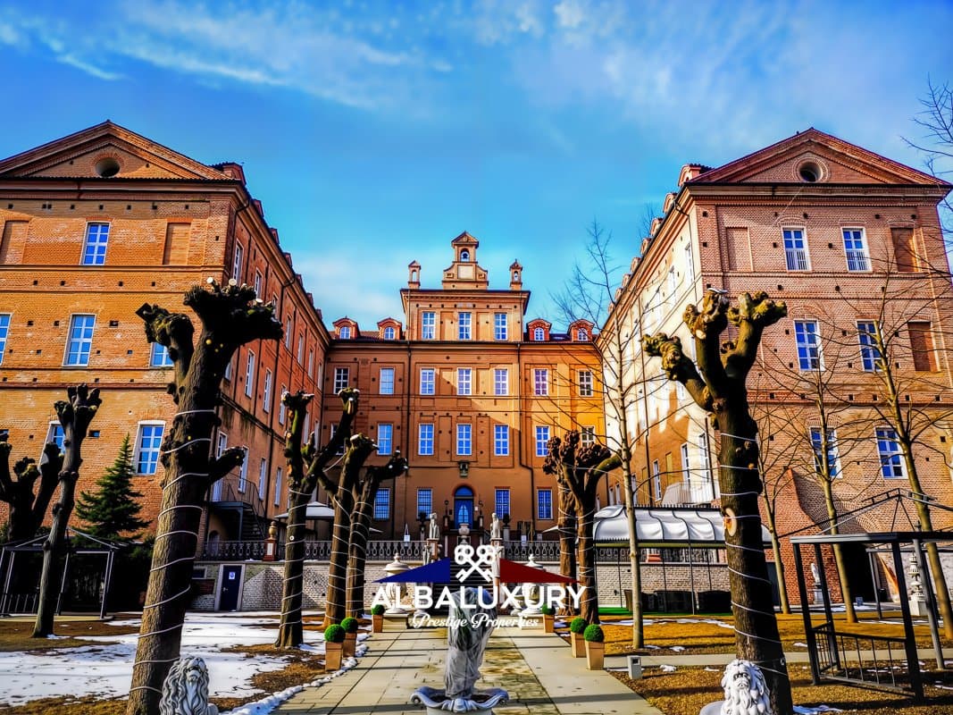 Prestigious Castle With Luxury Suites And Event Facilities 2