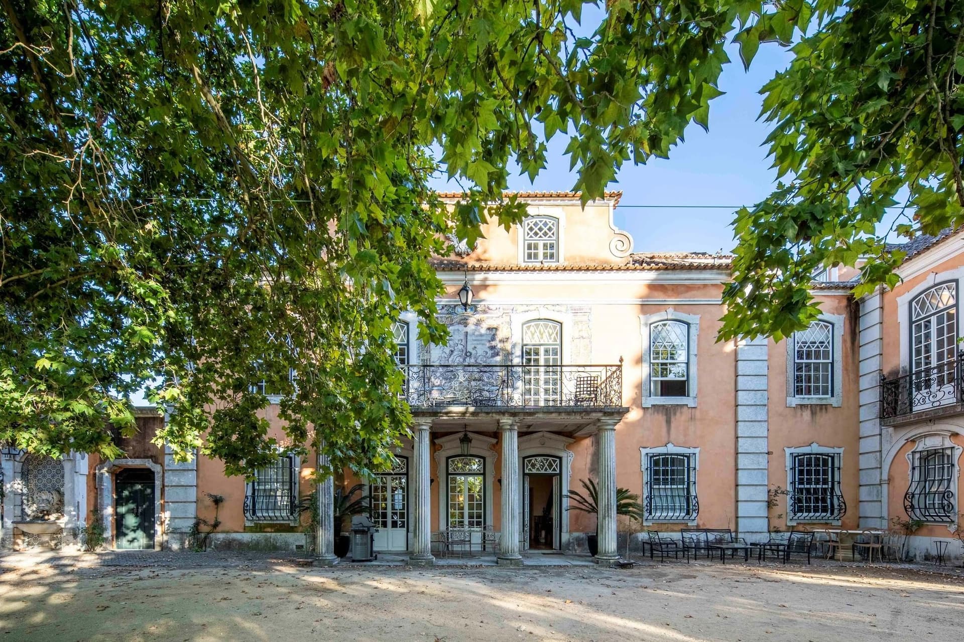 Elegant 18th Century Palace With Expansive Gardens And Modern Amenities