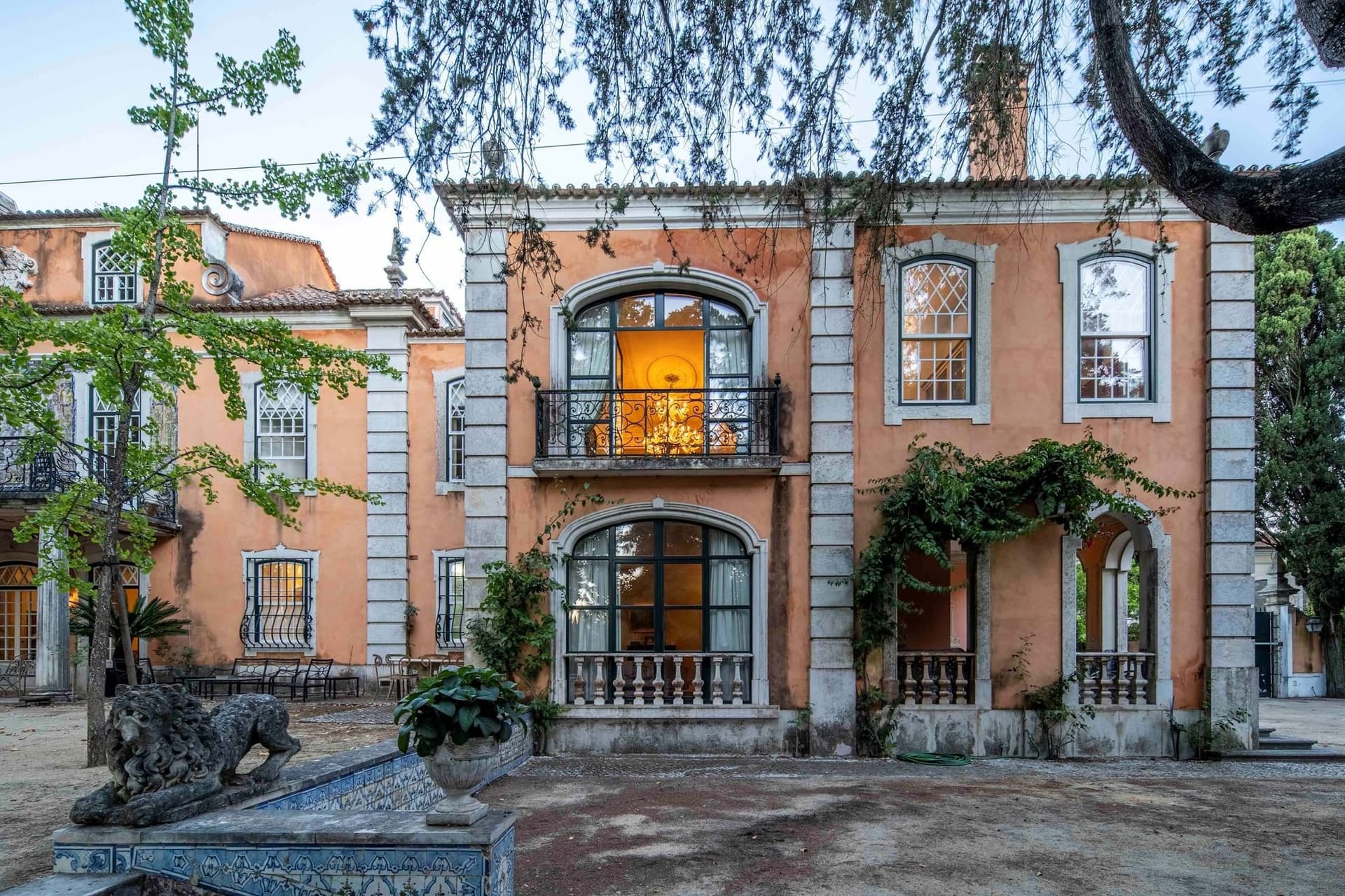 Elegant 18th Century Palace With Expansive Gardens And Modern Amenities 2
