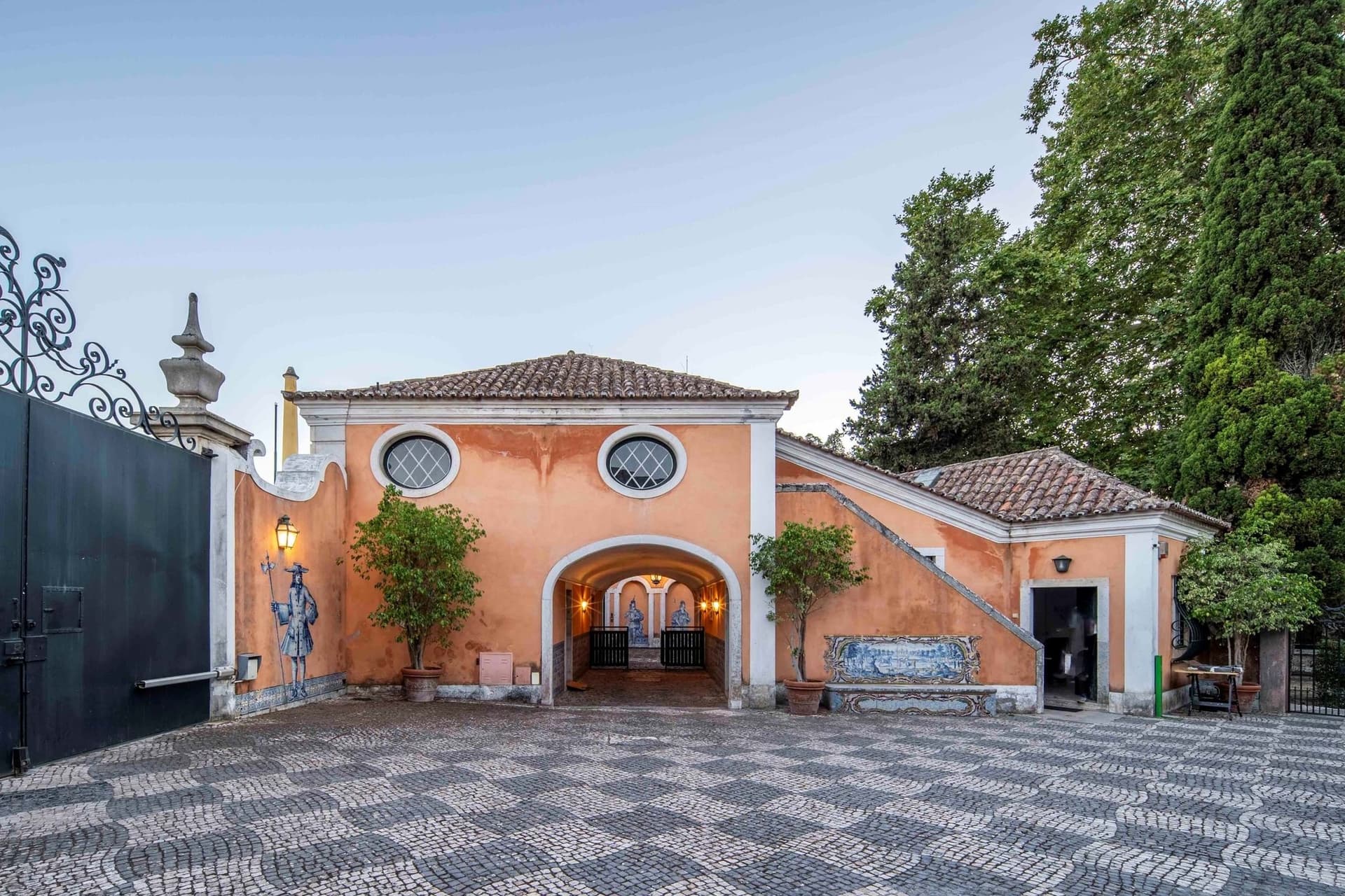 Elegant 18th Century Palace With Expansive Gardens And Modern Amenities 3