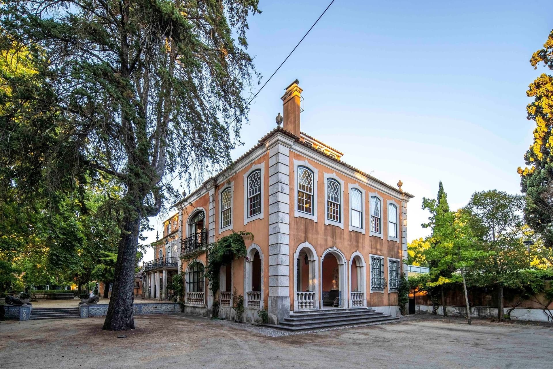 Elegant 18th Century Palace With Expansive Gardens And Modern Amenities 4