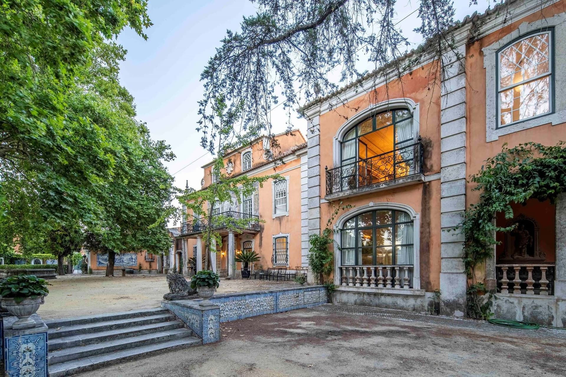 Elegant 18th Century Palace With Expansive Gardens And Modern Amenities 5