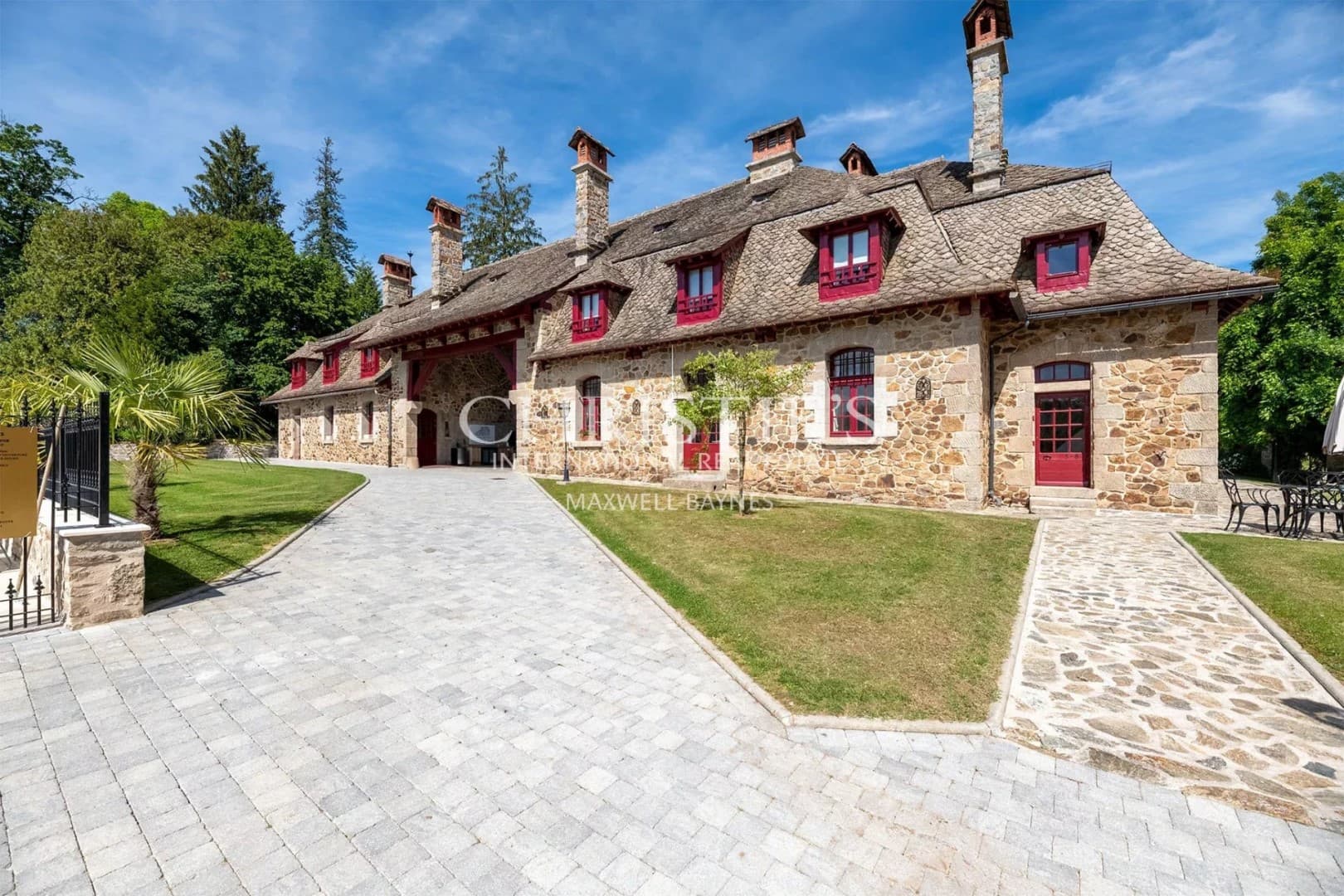 Magnificent Château Estate with Scenic Views and Luxury Accommodations