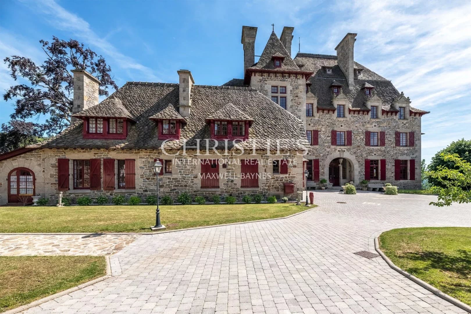 Magnificent Château Estate with Scenic Views and Luxury Accommodations 2