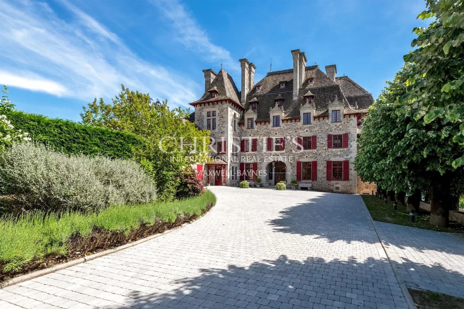 Magnificent Château Estate with Scenic Views and Luxury Accommodations 3