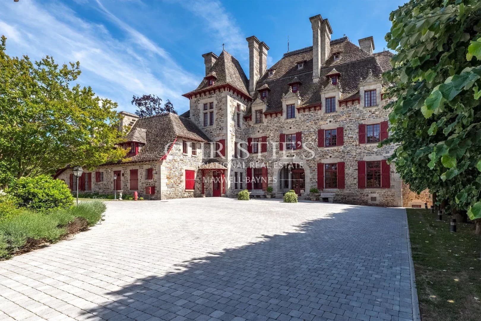 Magnificent Château Estate with Scenic Views and Luxury Accommodations 4