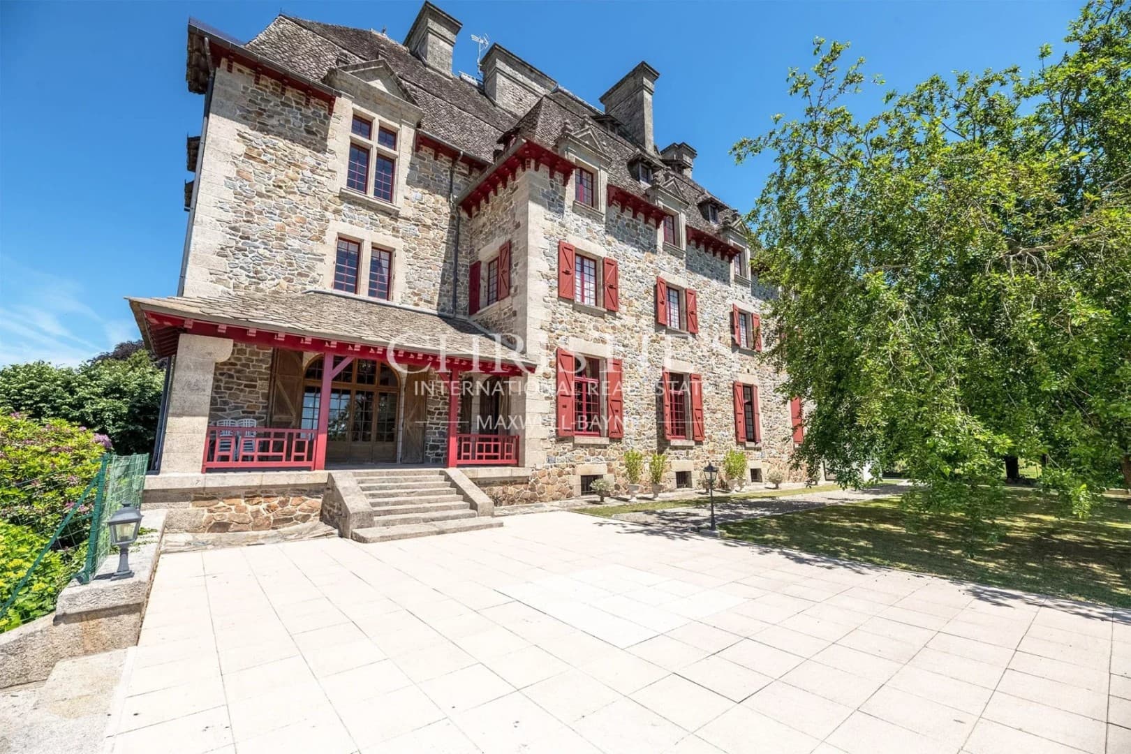 Magnificent Château Estate with Scenic Views and Luxury Accommodations 5