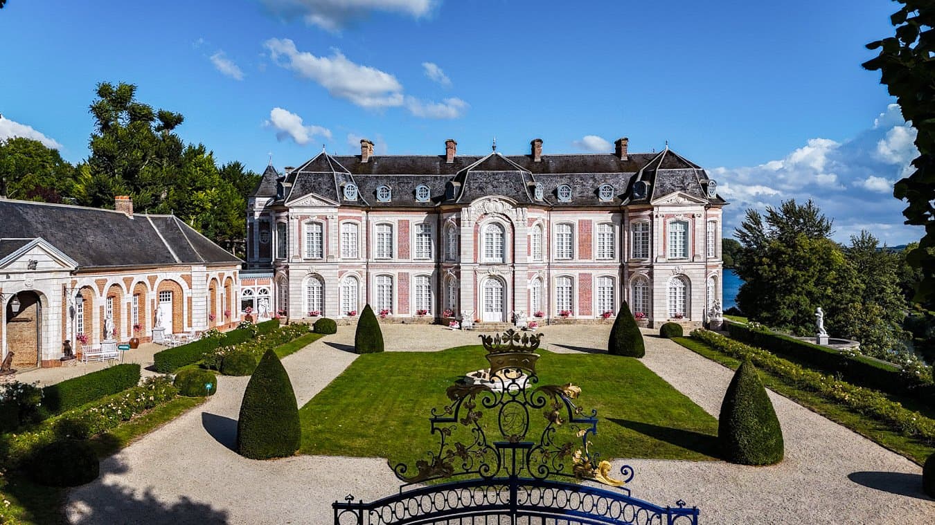 Stunning 18th Century Château With Private Pond And Monumental Greenhouses 3