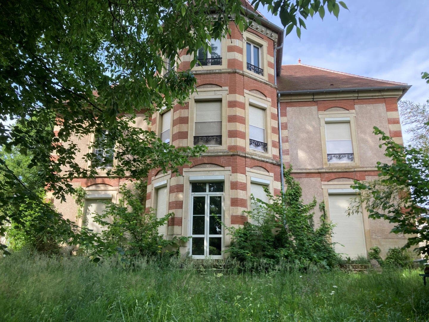 Charming Manor in Lot Valley with Annex and Garden 2