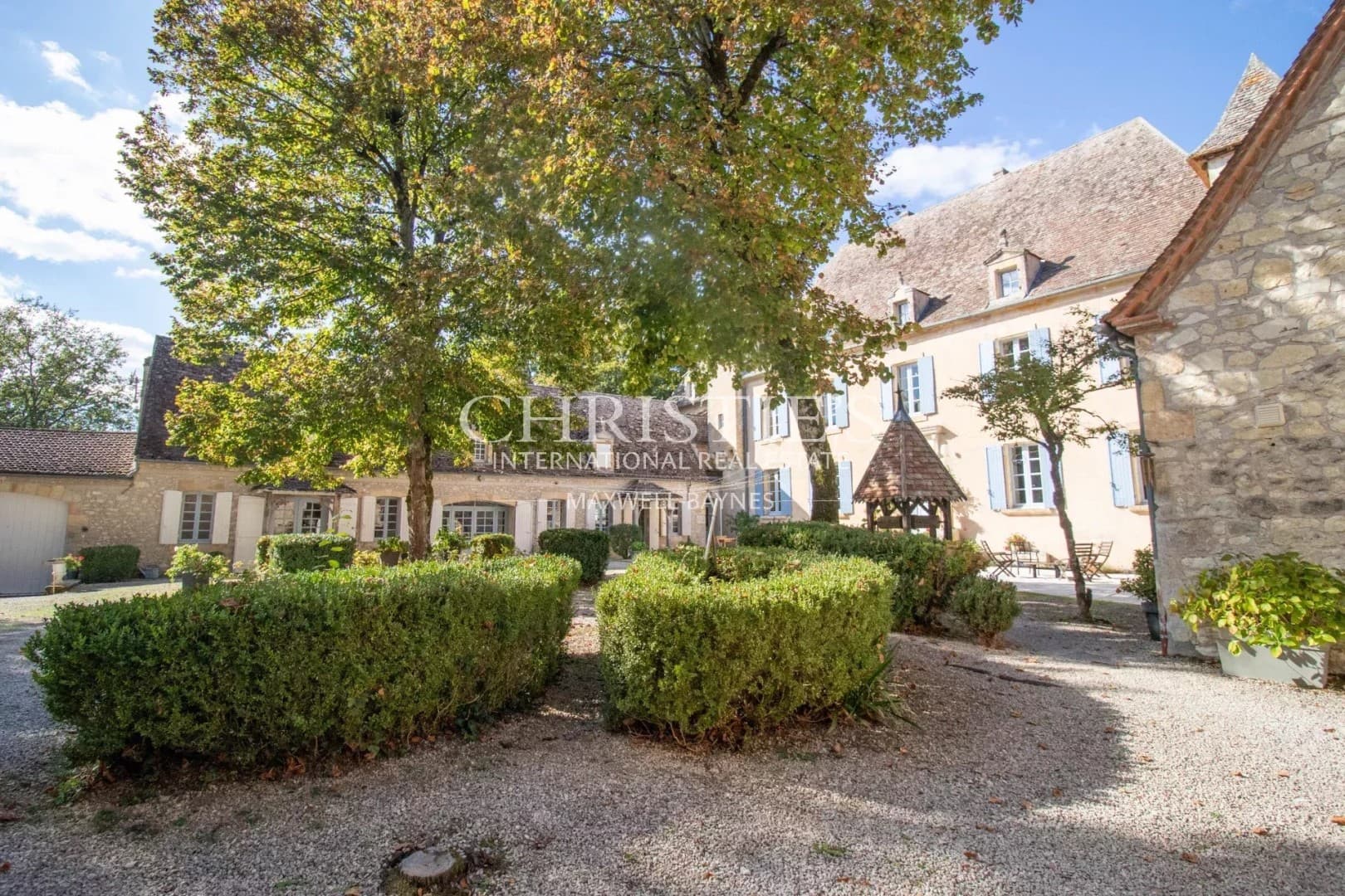 Elegant 17th Century Château With Guest Cottage And Swimming Pool 4