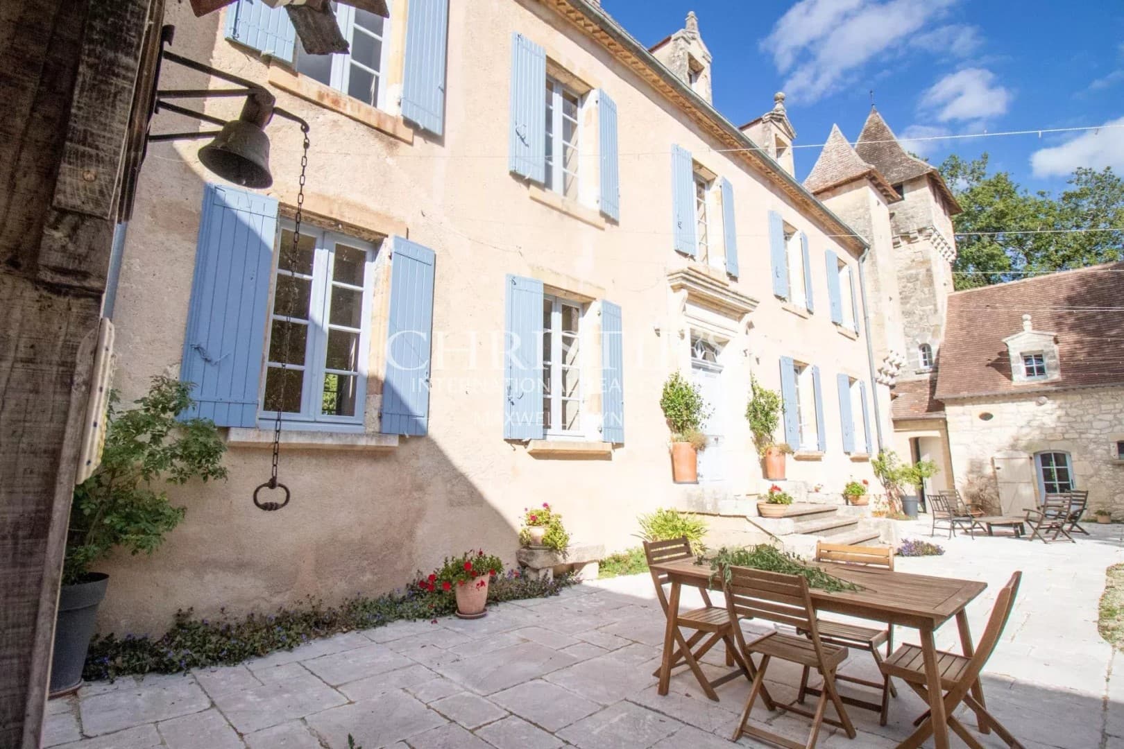 Elegant 17th Century Château With Guest Cottage And Swimming Pool 5