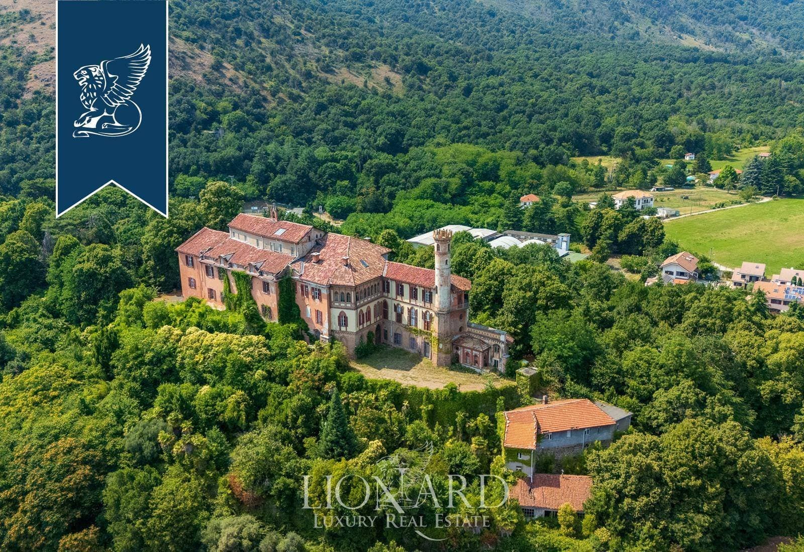Historic Castle With 40 Bedrooms And Monumental Park Near Turin