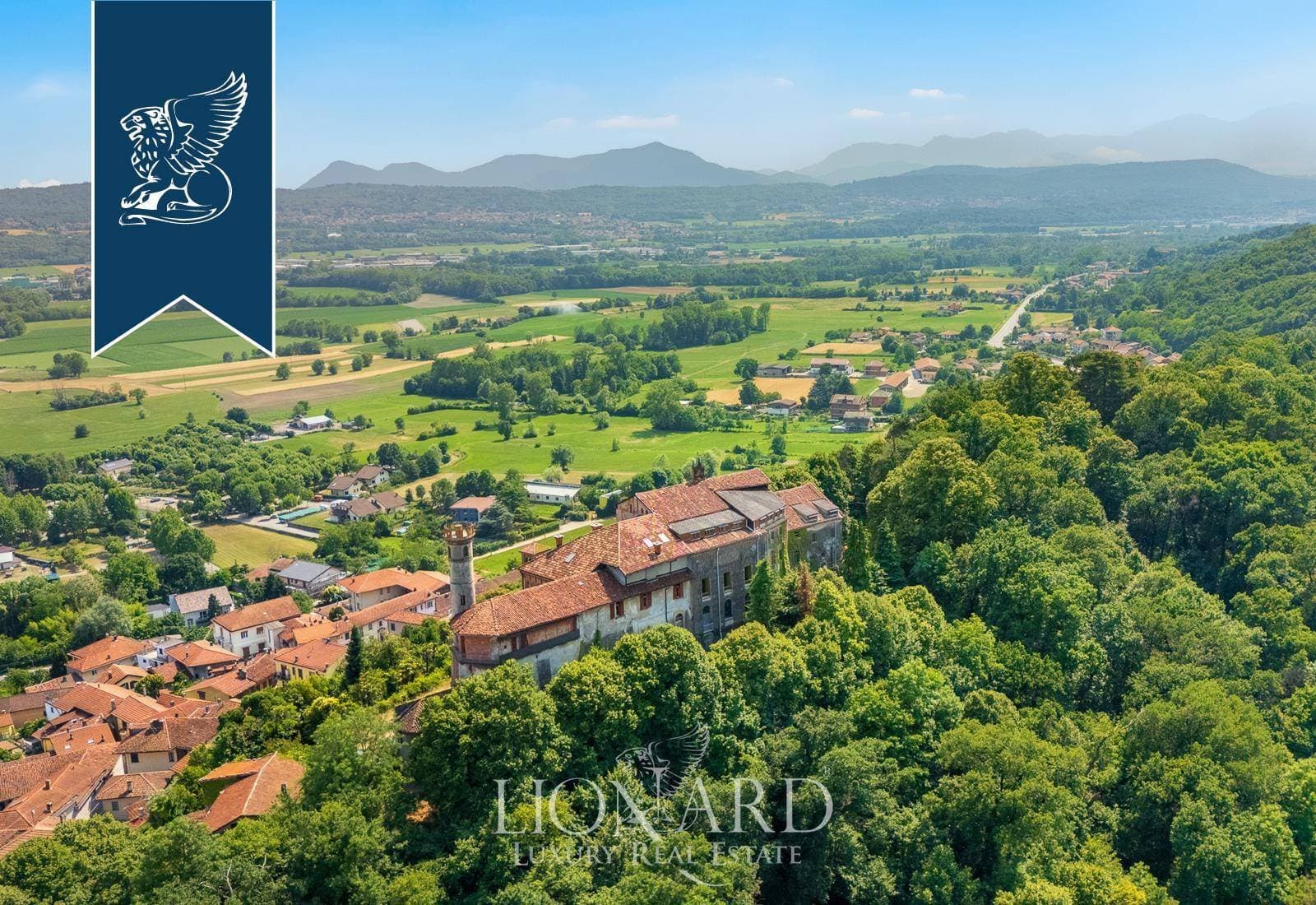 Historic Castle With 40 Bedrooms And Monumental Park Near Turin 3