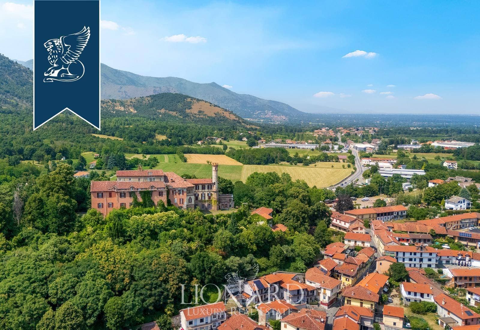Historic Castle With 40 Bedrooms And Monumental Park Near Turin 4