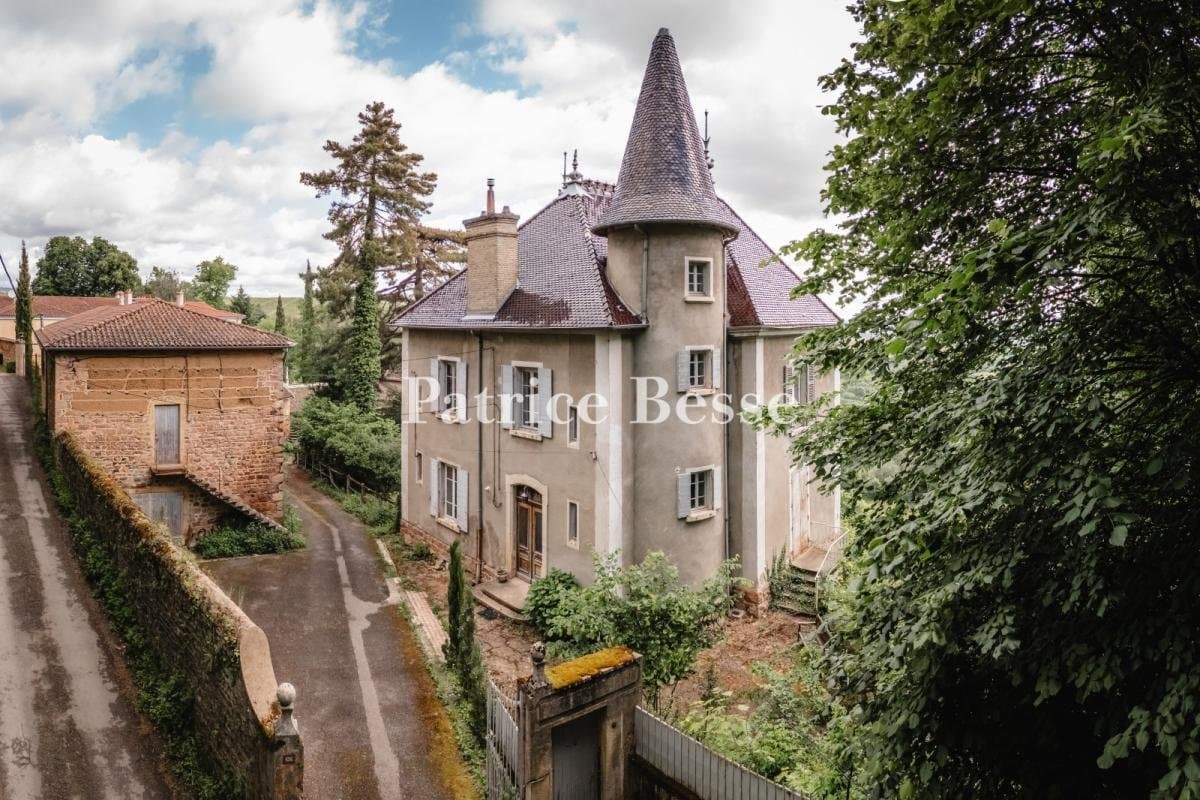 Château With Vat House On A Former Winemaking Estate With 180° Views 3