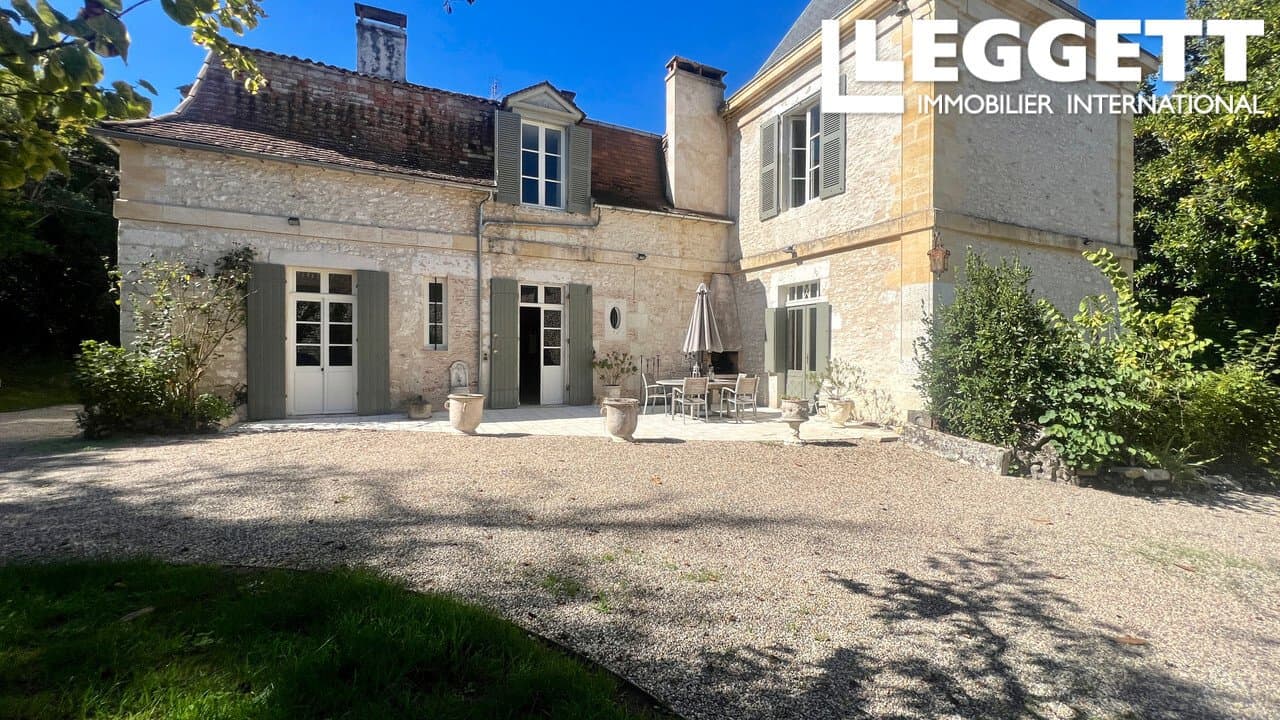 Château With Longhouse And Pool, Ideal For Hospitality Business