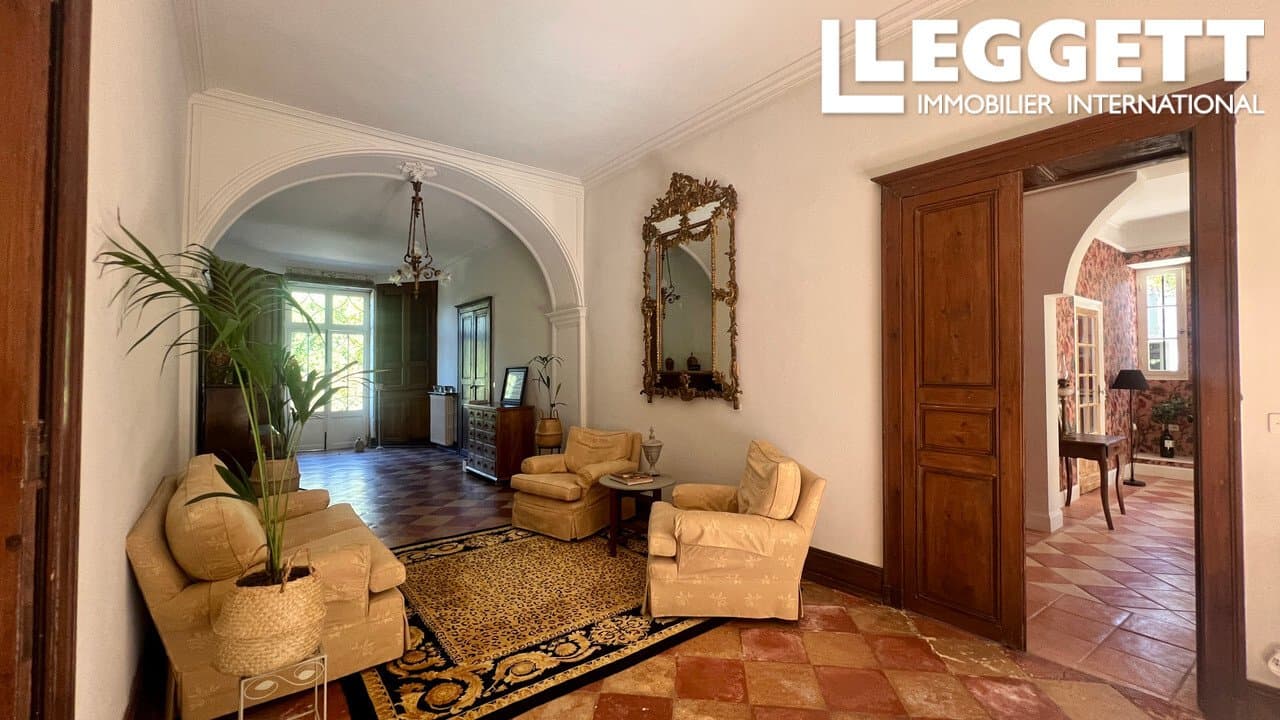 Château With Longhouse And Pool, Ideal For Hospitality Business 4