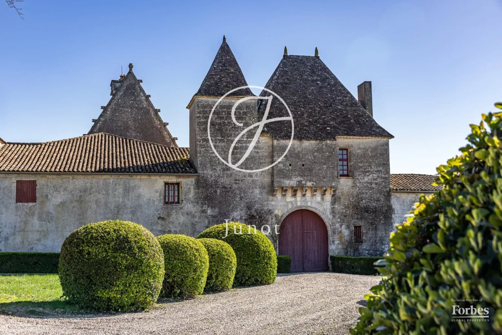 Historic Château With Vineyard And Tennis Court Near Saint-Émilion — Château for sale in France
