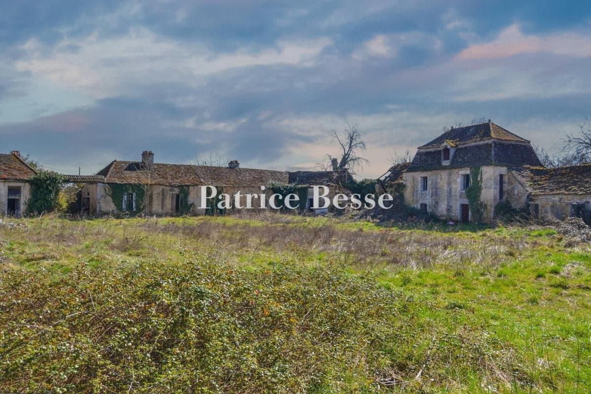 Historical 18th Century Château De Cussigny With Grassy Esplanade And Moats 3