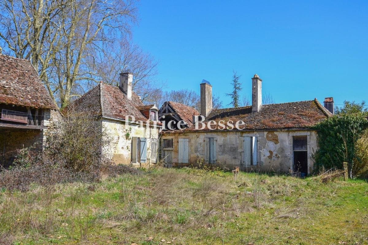 Historical 18th Century Château De Cussigny With Grassy Esplanade And Moats 4