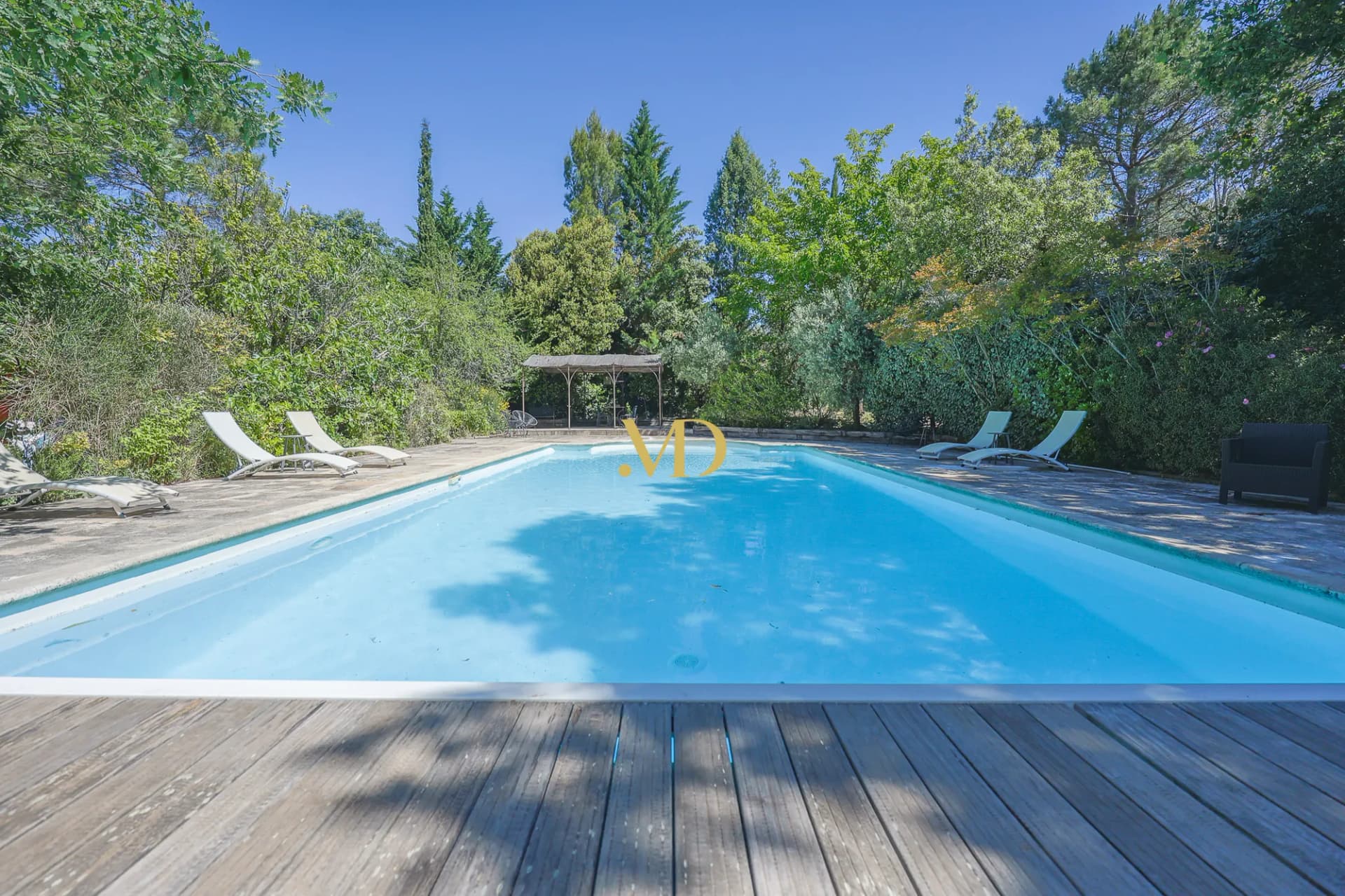 Elegant Provençal House With Heated Pool And Landscaped Gardens 3