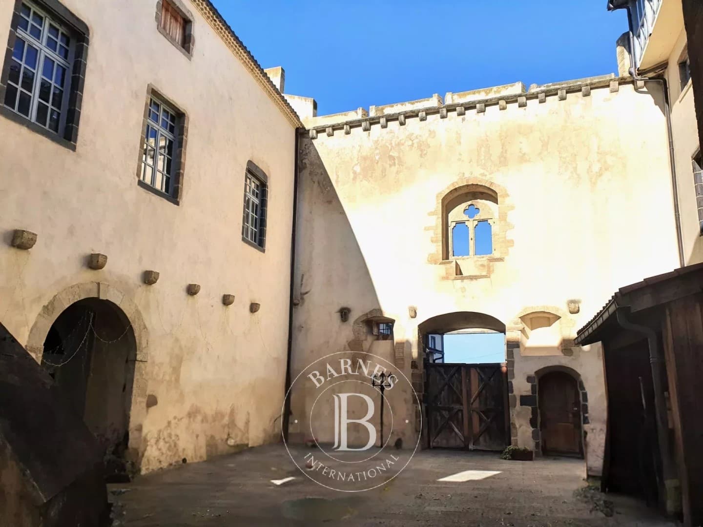 Medieval Castle With Restaurant And Six Suites Near Clermont-Ferrand 2