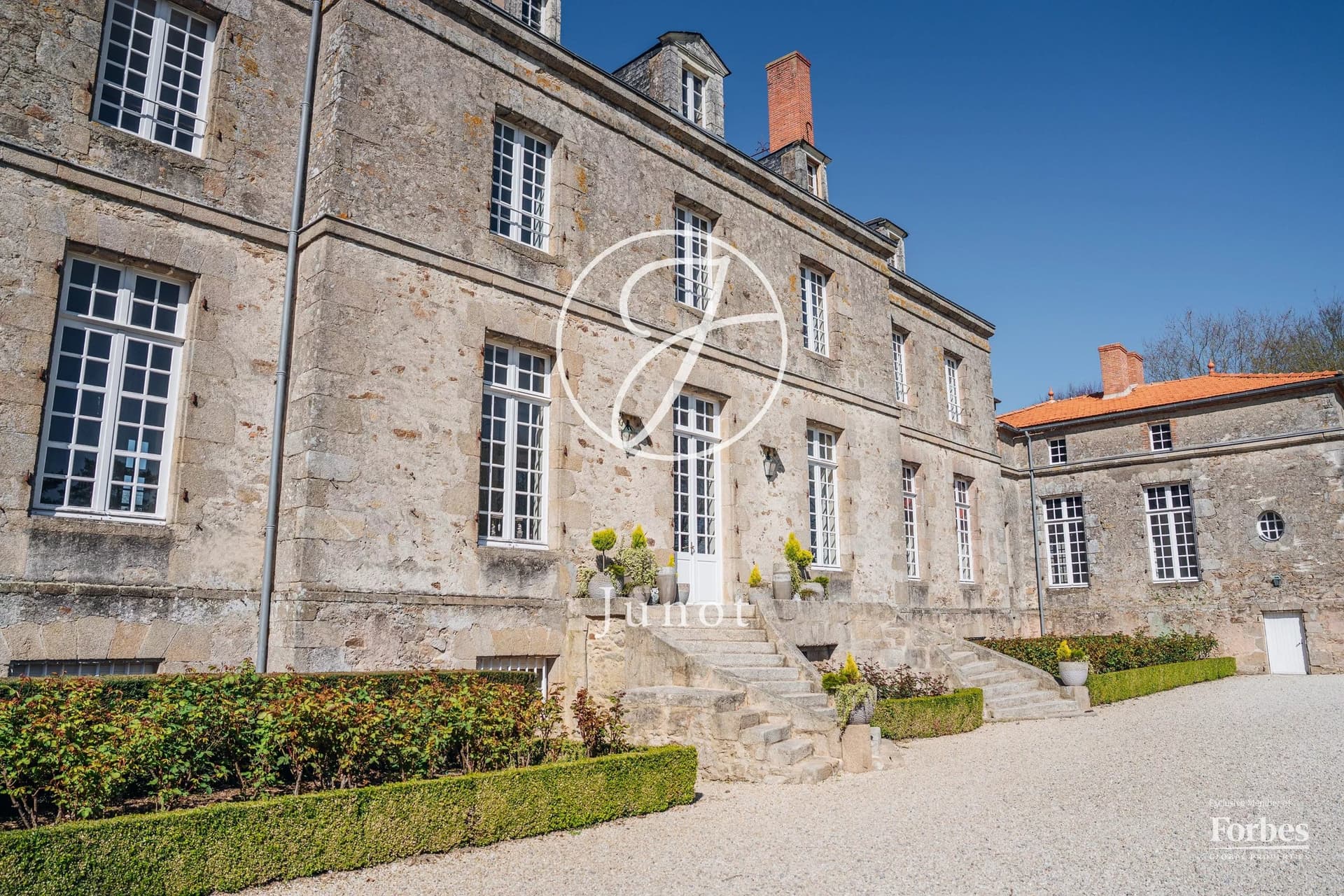 Historic 18th Century Château With Extensive Grounds And Unique Features 4