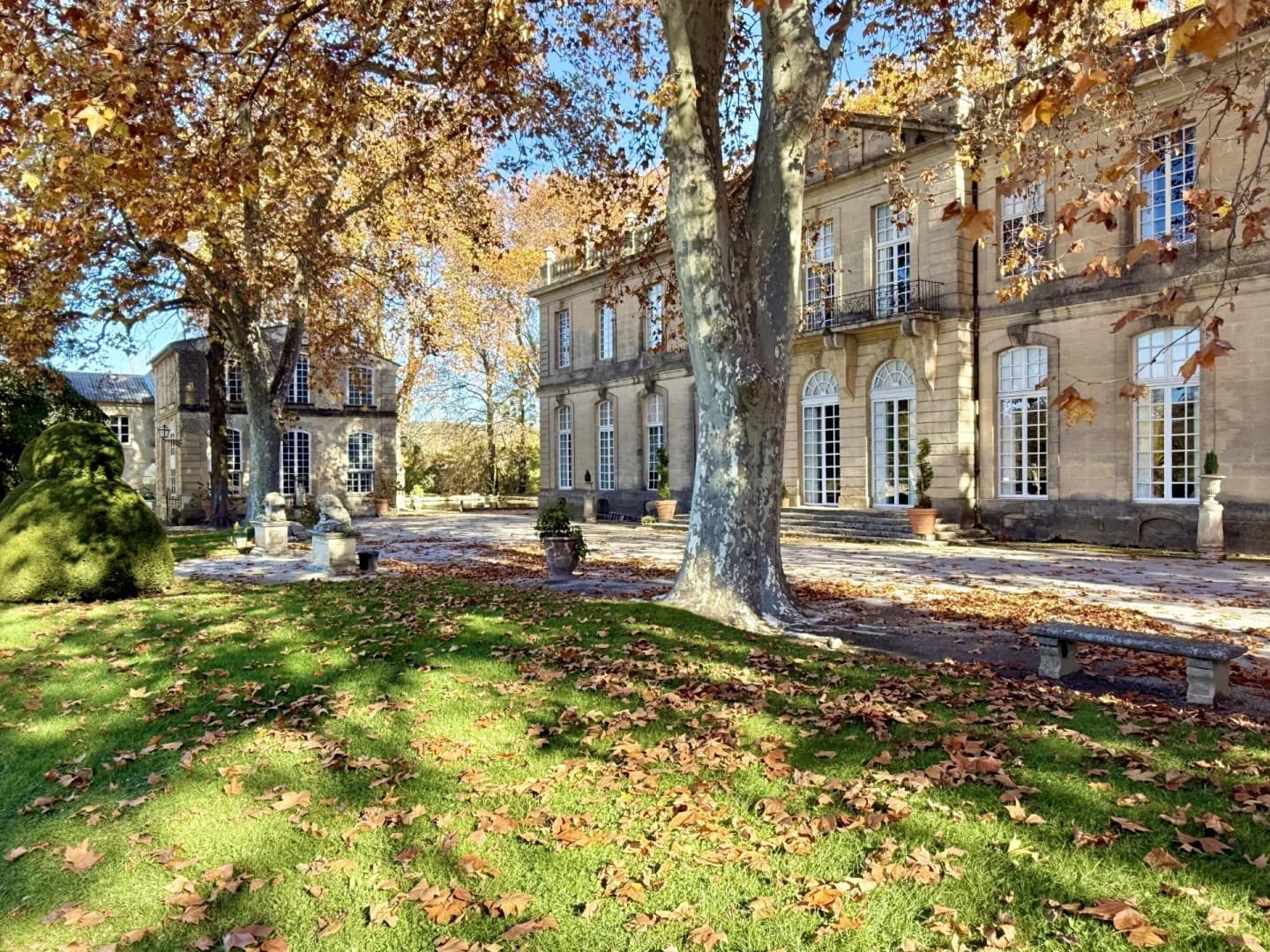 Exceptional Castle in Provence with 8 Bedrooms and 14 Hectares of Park 5