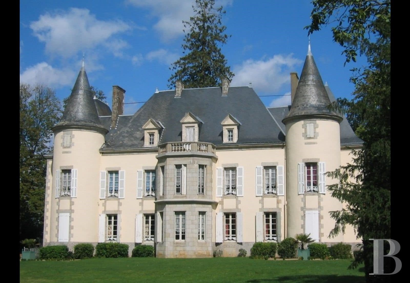Elegant 19th Century Château With Extensive Grounds And Two Swimming Pools — Château for sale in Vendée, France