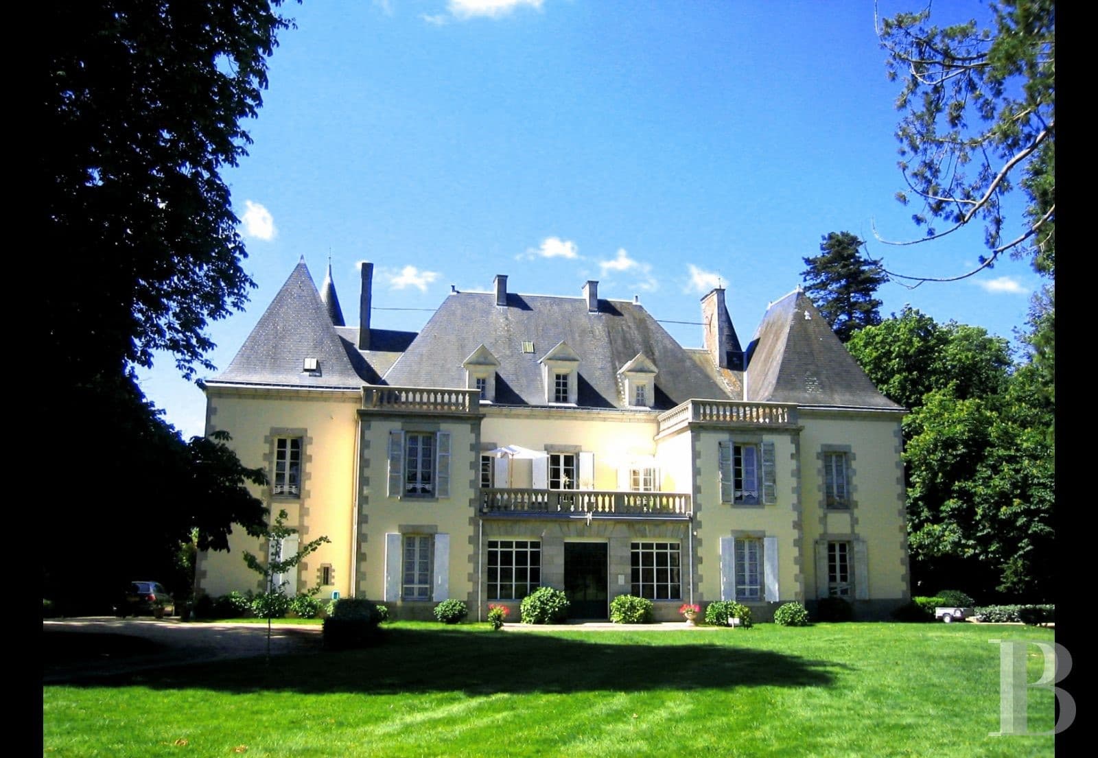Elegant 19th Century Château With Extensive Grounds And Two Swimming Pools 3