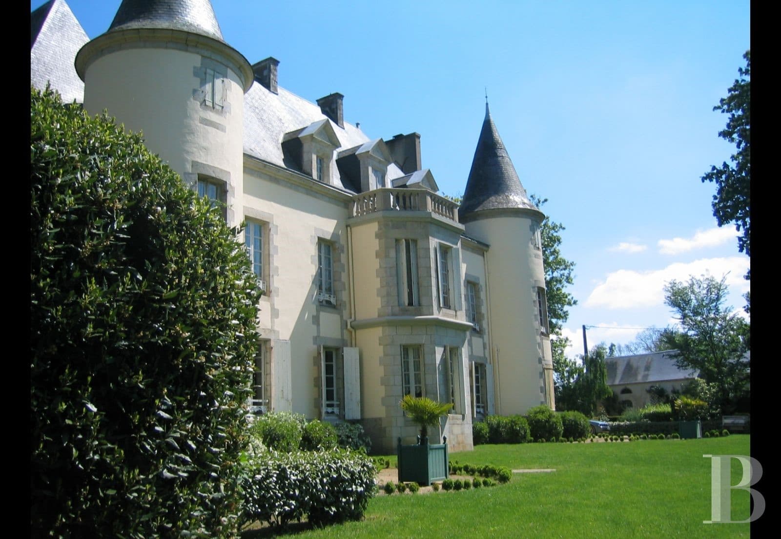 Elegant 19th Century Château With Extensive Grounds And Two Swimming Pools 4