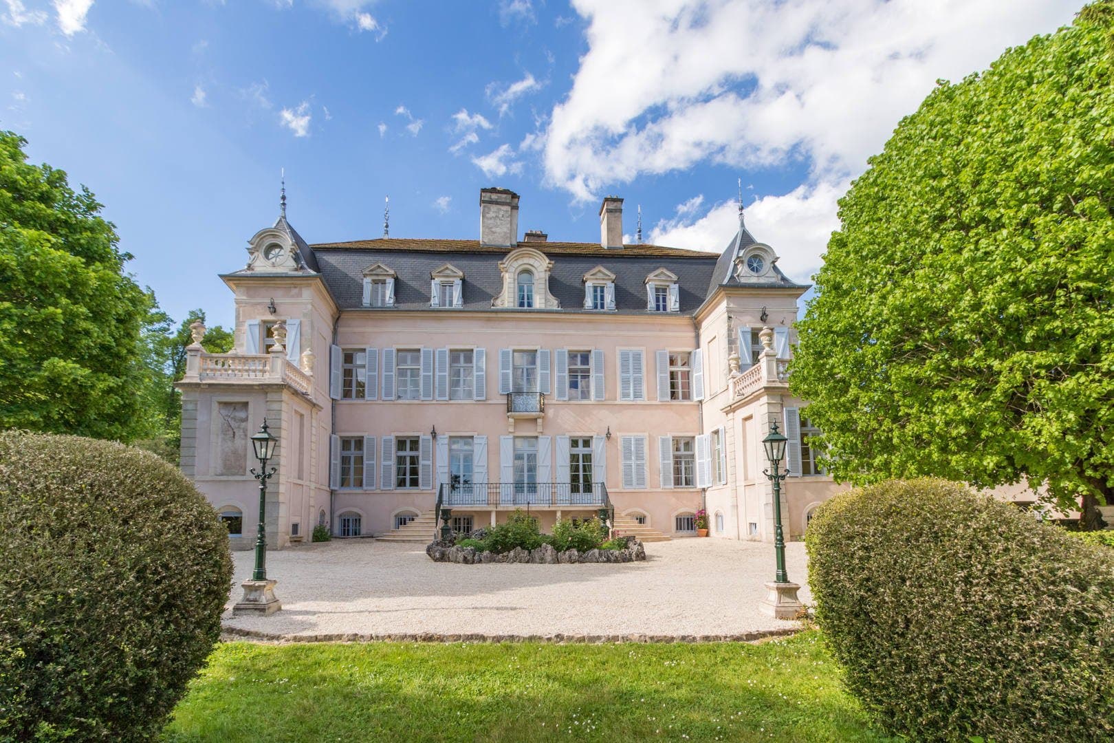 17th Century Castle With 12 Bedrooms And Expansive Park