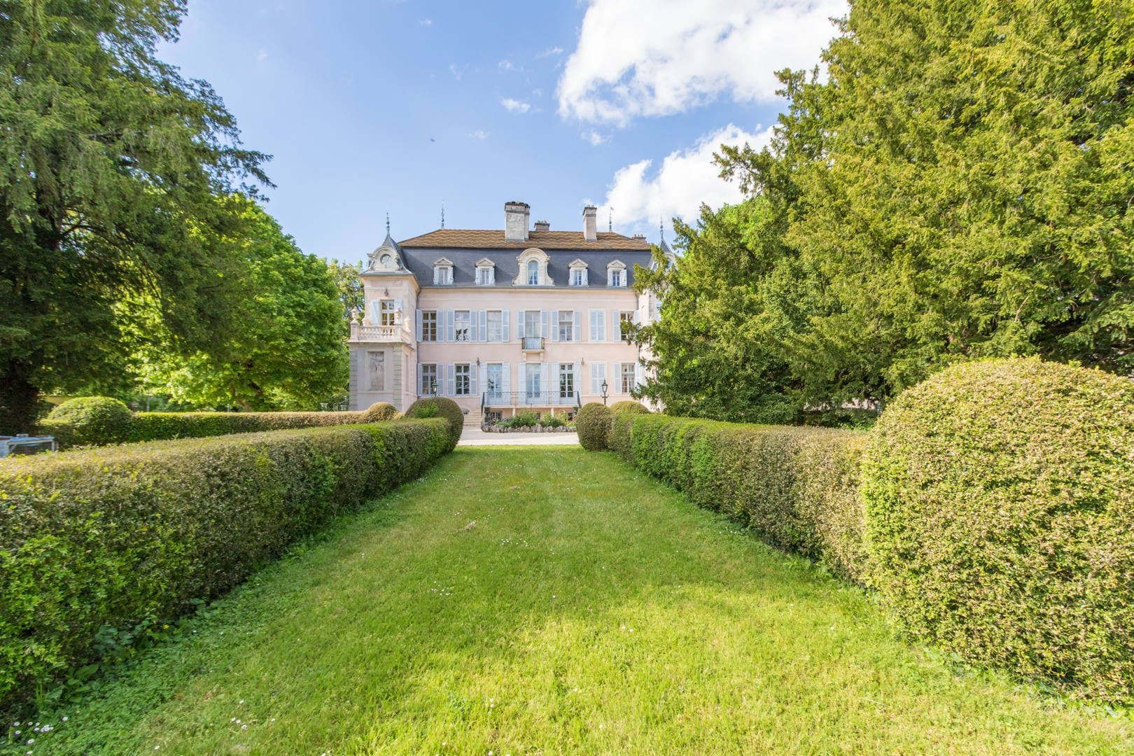 17th Century Castle With 12 Bedrooms And Expansive Park 2