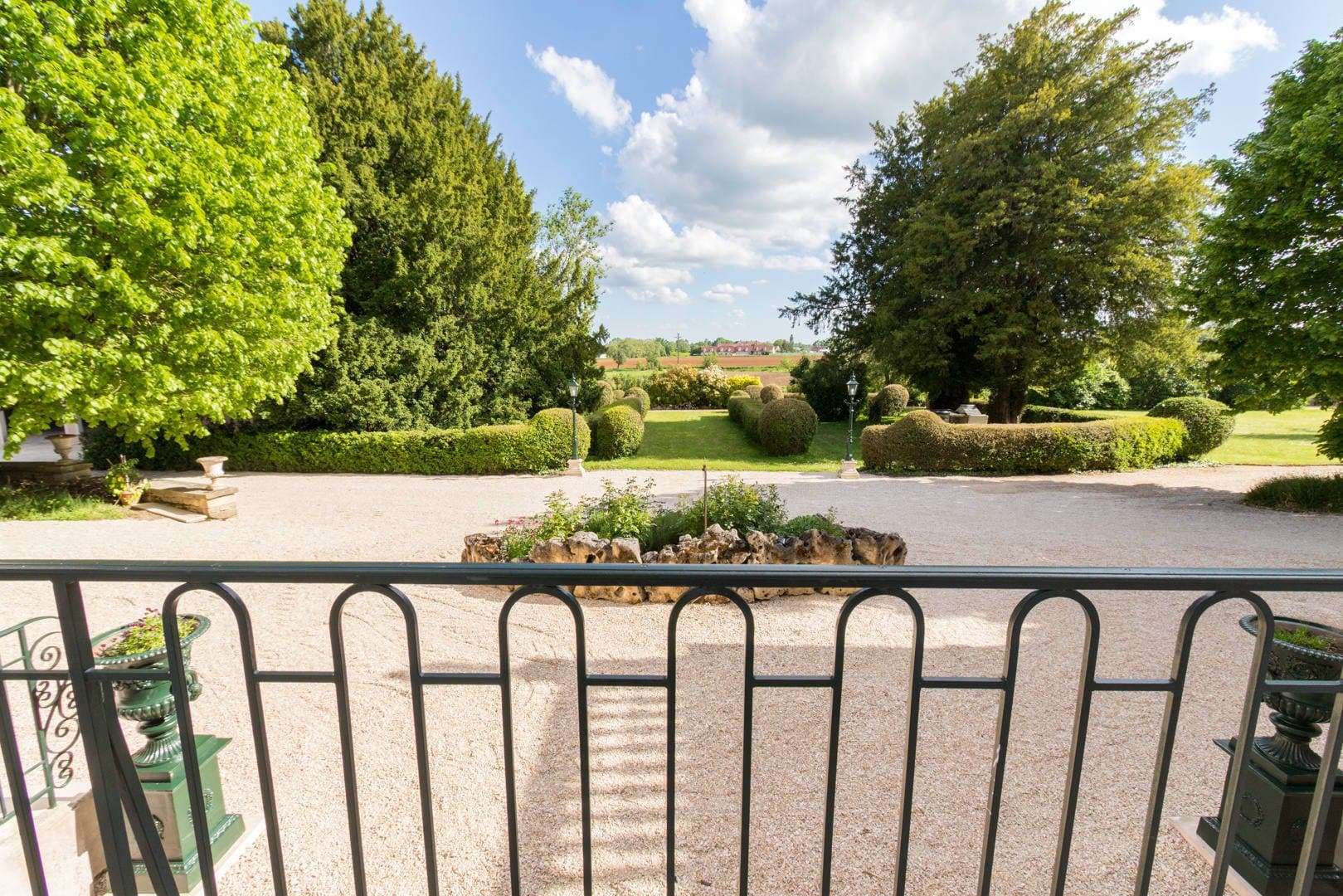 17th Century Castle With 12 Bedrooms And Expansive Park 3
