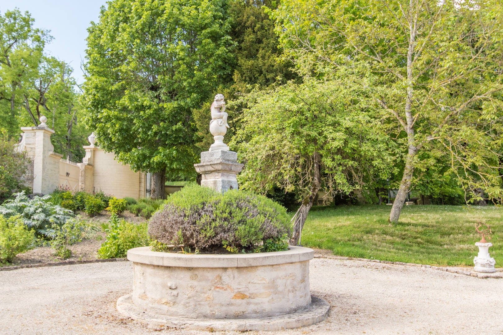 17th Century Castle With 12 Bedrooms And Expansive Park 4