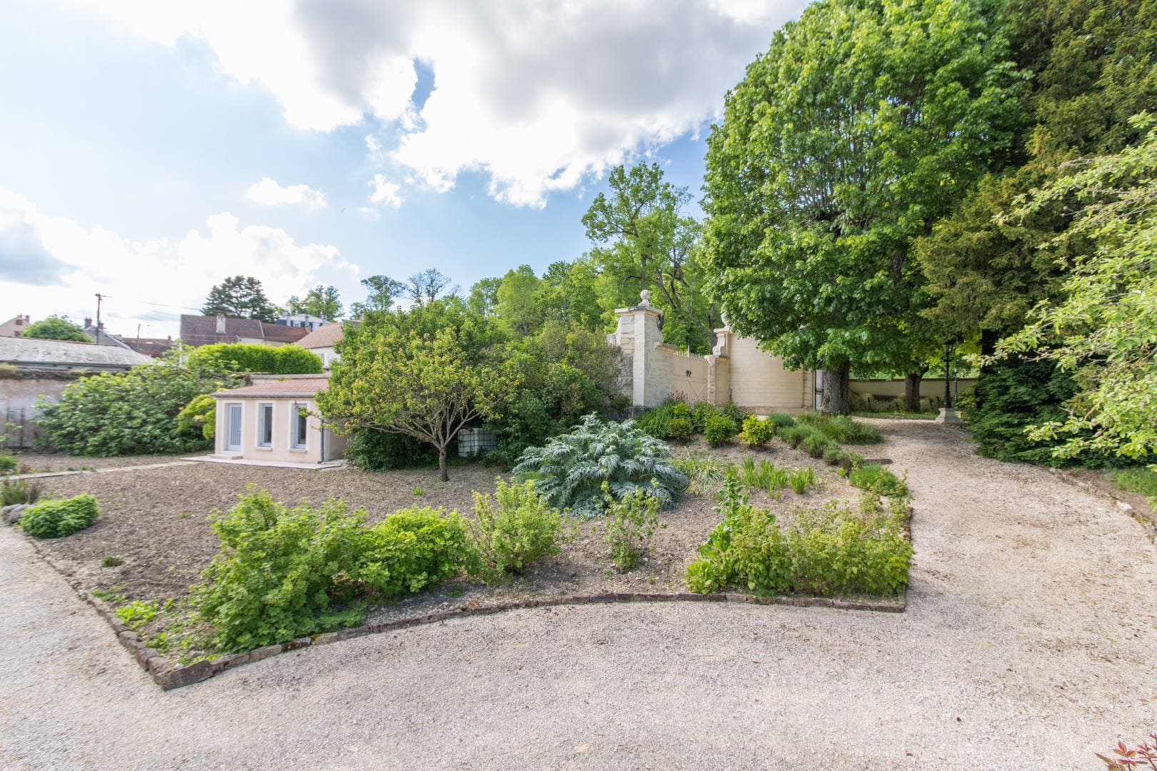 17th Century Castle With 12 Bedrooms And Expansive Park 5