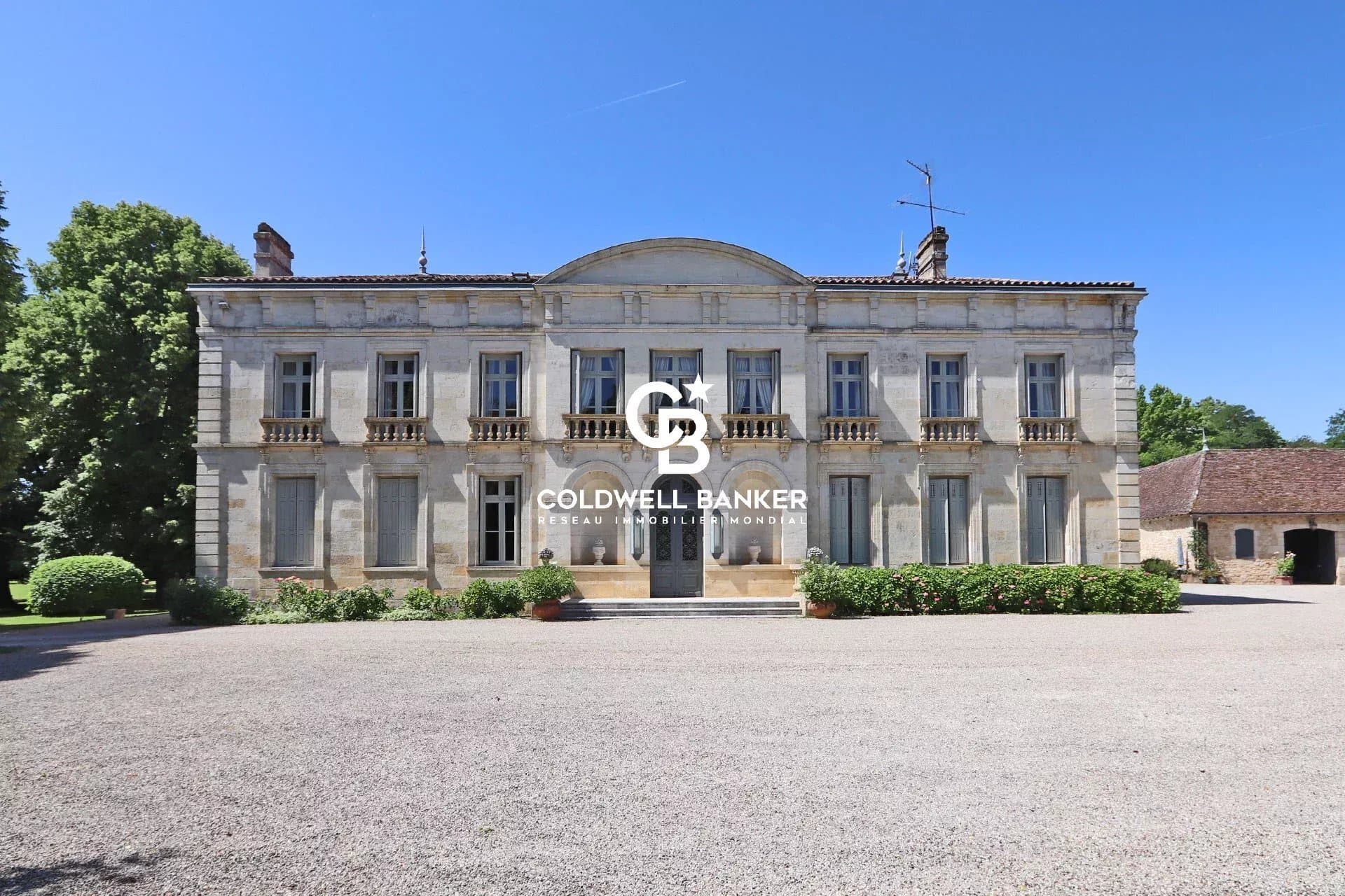 Exceptional Château Overlooking The Dordogne River With Pool And Outbuildings 2