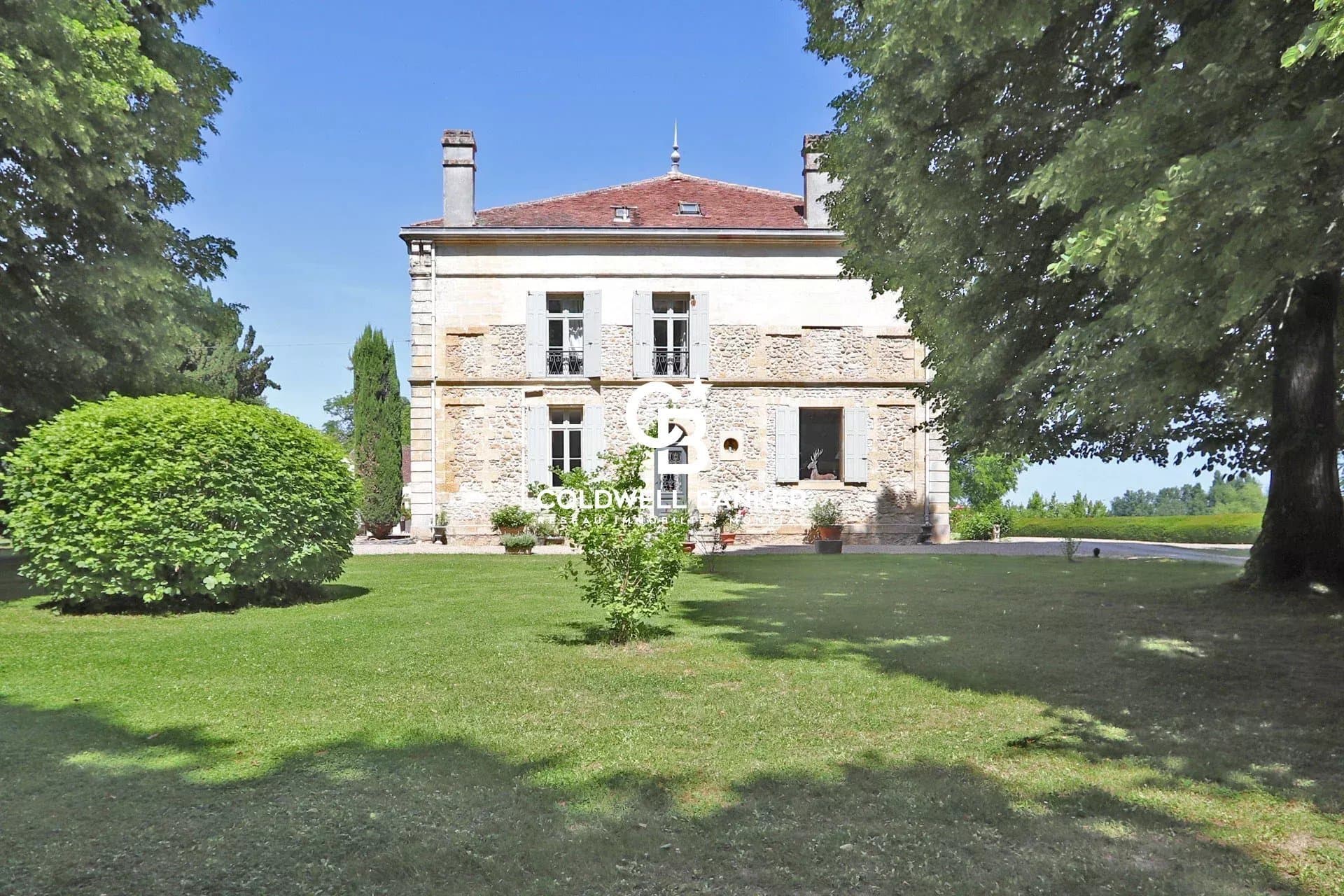 Exceptional Château Overlooking The Dordogne River With Pool And Outbuildings 4